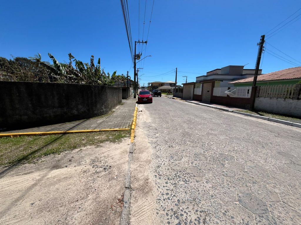 🧭Terreno de Esquina com 885 metros quadrados em Rua Calçada – Ideal para Mercado ou Comércio no Bairro Mirim — MIRIM, IMBITUBA/SC